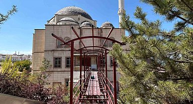 Van'da yaşlı ve engelliler için camiye geçit yapılıyor