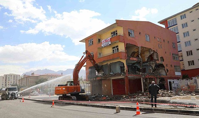 Van'da yol genişletme çalışmaları için 4 katlı bina yıktırıldı