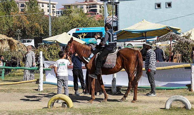 Van'daki özel çocuklar ata binmenin heyecanını yaşadı