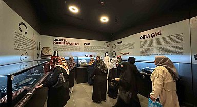 Vanlı kadın ve çocuklar müzeyi gezerek tarihi eserleri görme fırsatı buldular