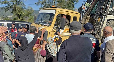 Vatandaşlar hayvan barınağına karşı iş makinesinin önünü kesti