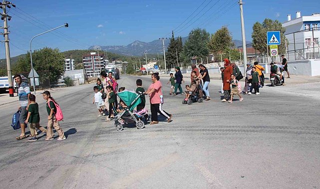 Veliler üst geçit için toplanıp çağrı yaptı