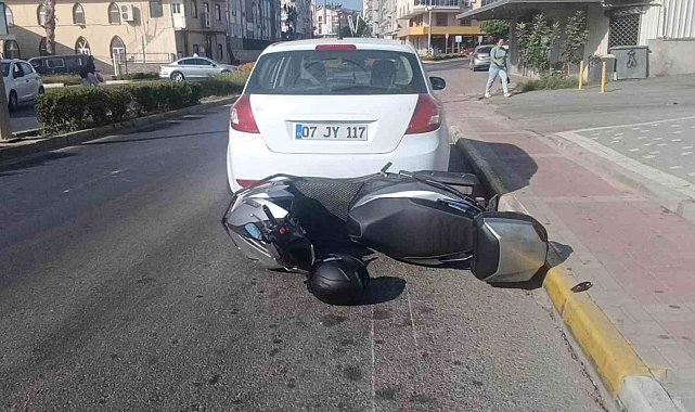 Virajı alamayan motosiklet park halindeki otomobile çarptı: 1 yaralı