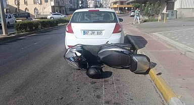 Virajı alamayan motosiklet park halindeki otomobile çarptı: 1 yaralı
