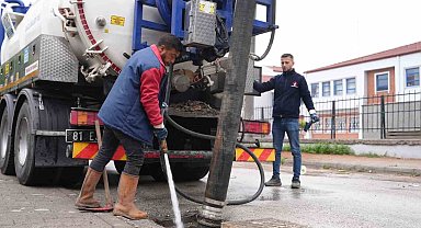 Yağışlarla birlikte mazgallar temizleniyor