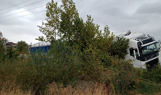 Yağışta yoldan çıkan tır şarampole girdi