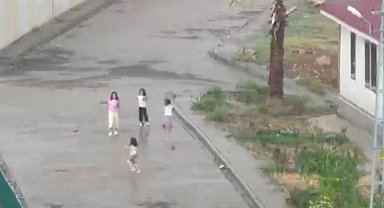 Yağmurun yağmasına en çok çocuklar sevindi