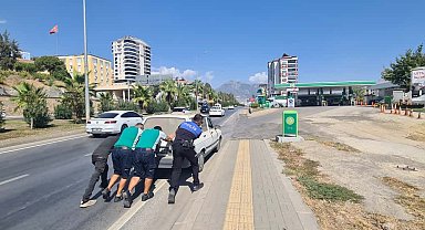 Yakıtı biten otomobili polis ve vatandaşlar iterek akaryakıt istasyonuna götürdü