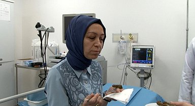 Yaklaşık 1 yıldır içemediği suyun ve yiyemediği yemeklerin acısını yaprak sarmasıyla çıkardı