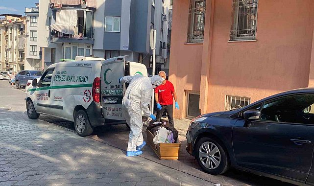 Yalnız yaşayan yaşlı adamın cesedi yayılan kötü kokuyla bulundu