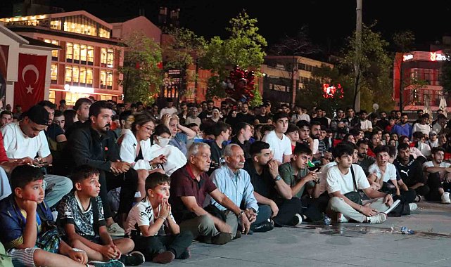 Yalova'da milli takımların maçları dev ekranlarda izlendi