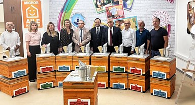 Yalova'da başarılı kursiyerlere arıcılık başlangıç seti desteği