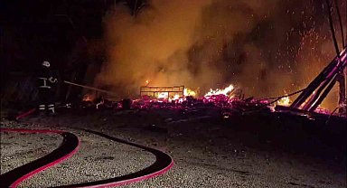 Yanan evdeki tüpün bomba gibi patladığı anlar kamerada