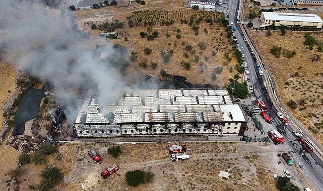 Yangın peşlerini bırakmadı: Aynı mobilya markasının fabrikası 2 ayda 2 kez yandı