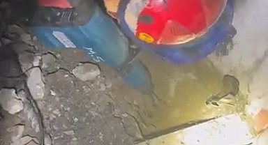 Yaramaz kedi, kaza kaza kendini toprağa gömdü