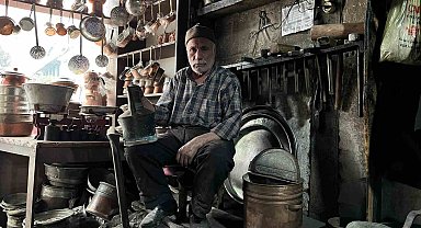Yaşına aldırış etmeyen usta, unutulmaya yüz tutan mesleğini aşkla yapıyor