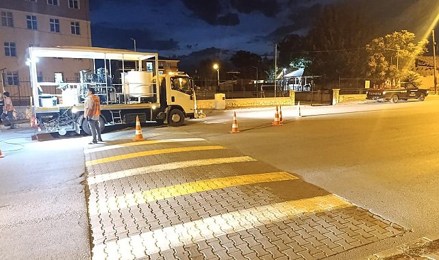 Yaya geçidi çizgileri boyanarak daha belirgin hale getirildi