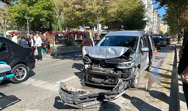 Yayaya yol vermek için duran otomobile hafif ticari araç çarptı: 2 yaralı