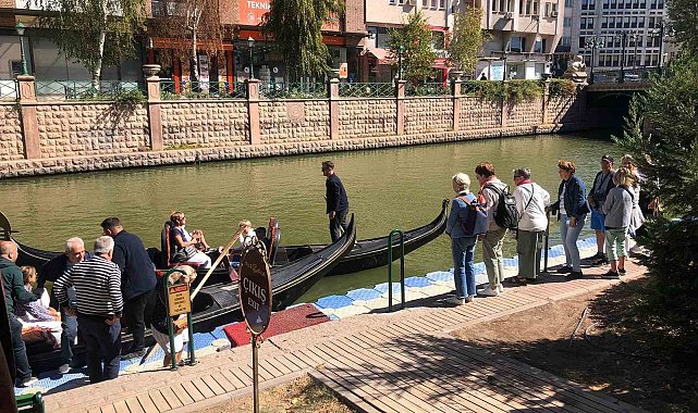 Yaz bitmesine rağmen turistler gondollardan vazgeçmiyor