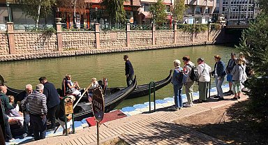Yaz bitmesine rağmen turistler gondollardan vazgeçmiyor