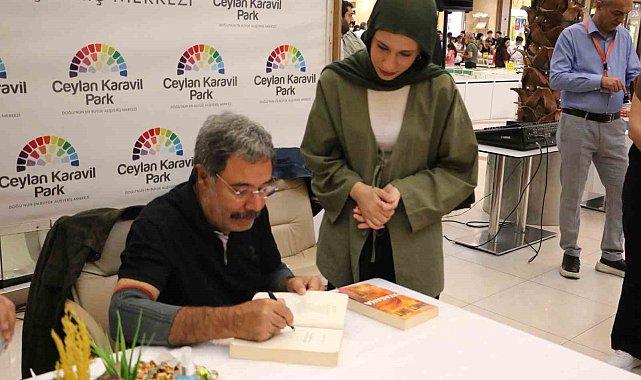Yazar Ahmet Ümit, Diyarbakır'da okurlarıyla imza gününde buluştu