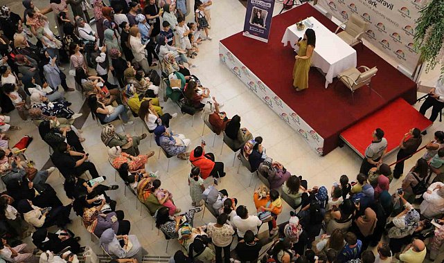 Yazar Dilek Cesur, Diyarbakır'da hayranlarıyla imza gününde buluştu