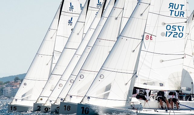 Yelken festivalinde, yüzlerce yelkenci, onlarca tekne zorlu parkurlarda rüzgarla yarıştı