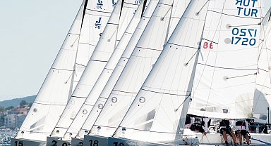 Yelken festivalinde, yüzlerce yelkenci, onlarca tekne zorlu parkurlarda rüzgarla yarıştı