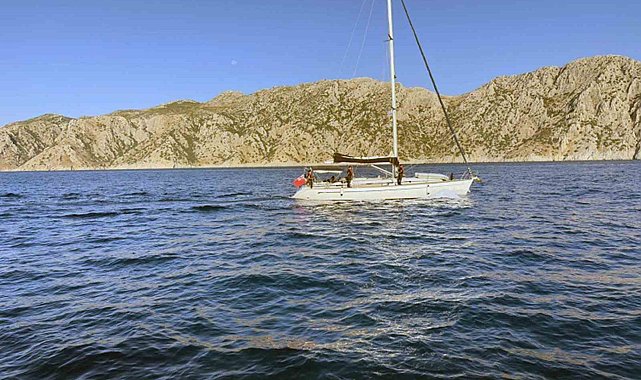 Yelkenli teknede 80 düzensiz göçmen ve 2 göçmen kaçakçısı yakalandı