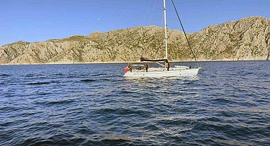 Yelkenli teknede 80 düzensiz göçmen ve 2 göçmen kaçakçısı yakalandı