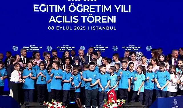 Yeni dönem açılışında 'Maarif' mesajı... Zilleri öğrencilerle birlikte çaldı