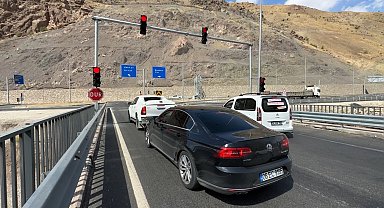 Yeni Köprü'de yaşanan trafik kazalarına çözüm: Trafik ışıkları yerleştirildi