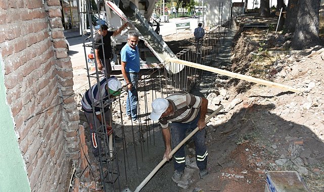 Yıkılın okul duvarı yeniden yapılıyor