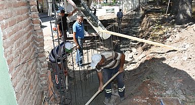 Yıkılın okul duvarı yeniden yapılıyor