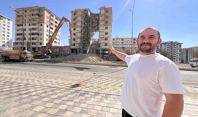 Yıkım çalışması sürüyor: Ortasında dev boşluk kalan bina dikkat çekti