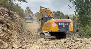 Yıkım kararı çıkan evini 150 metre taşıyıp tapulu arazisine yerleştirdi