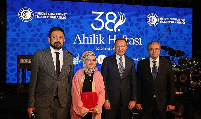 Yılın Türkiye Çırağı Rahime Nur Altın, ödülünü Bakan Bolat'tan aldı