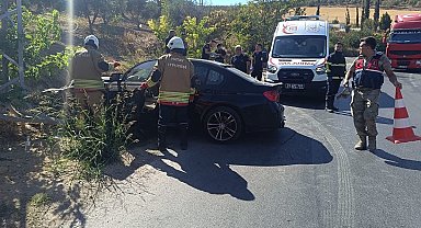 Yol kenarına devrilen otomobilin sürücüsü yaralandı