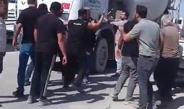 Yol verme tartışmasında sinirlenen vatandaş, kendini ringde hissedercesine kamyonu yumrukladı