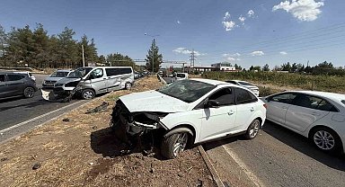 Yola kontrolsüz giren kamyonet, çarptığı otomobili karşı yola fırlattı