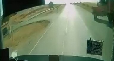 Yolcu otobüsü ile kamyonetin kaza anı kamerada