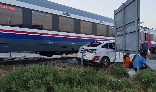 Yolcu treni otomobile çarptı: 1 yaralı