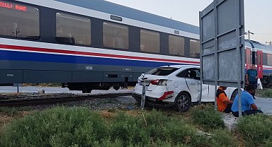 Yolcu treni otomobile çarptı: 1 yaralı