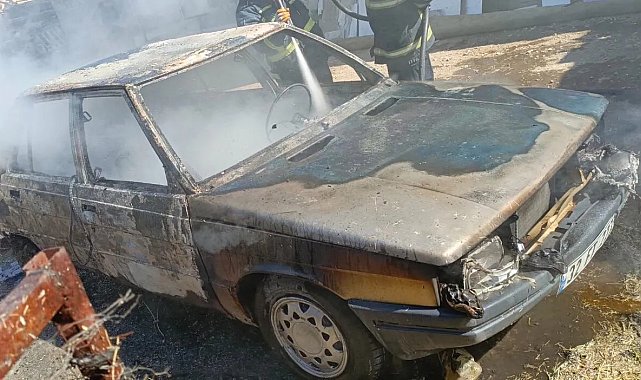 Yolda alev alan otomobil tamamen yanarak kullanılamaz hale geldi