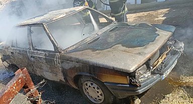 Yolda alev alan otomobil tamamen yanarak kullanılamaz hale geldi
