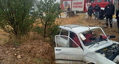 Yoldan çıkan araç kaza yaptı iki kişi yaralandı