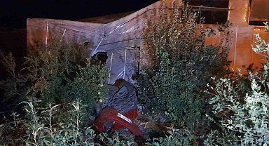Yoldan çıkan otomobil seraya çarptı: 5 yaralı
