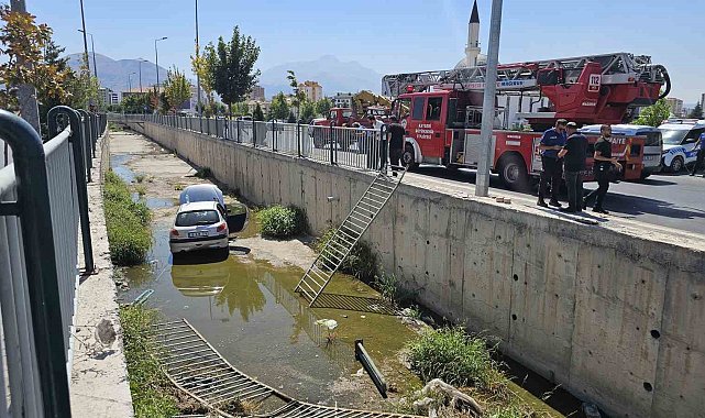 Yoldan çıkan otomobil sulama kanalına düştü