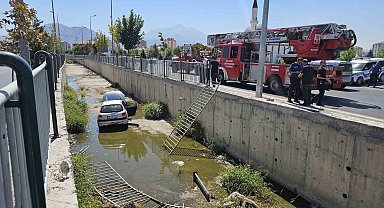 Yoldan çıkan otomobil sulama kanalına düştü