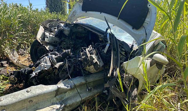 Yoldan çıkan otomobilin motoruna demir bariyer saplandı: 1 yaralı